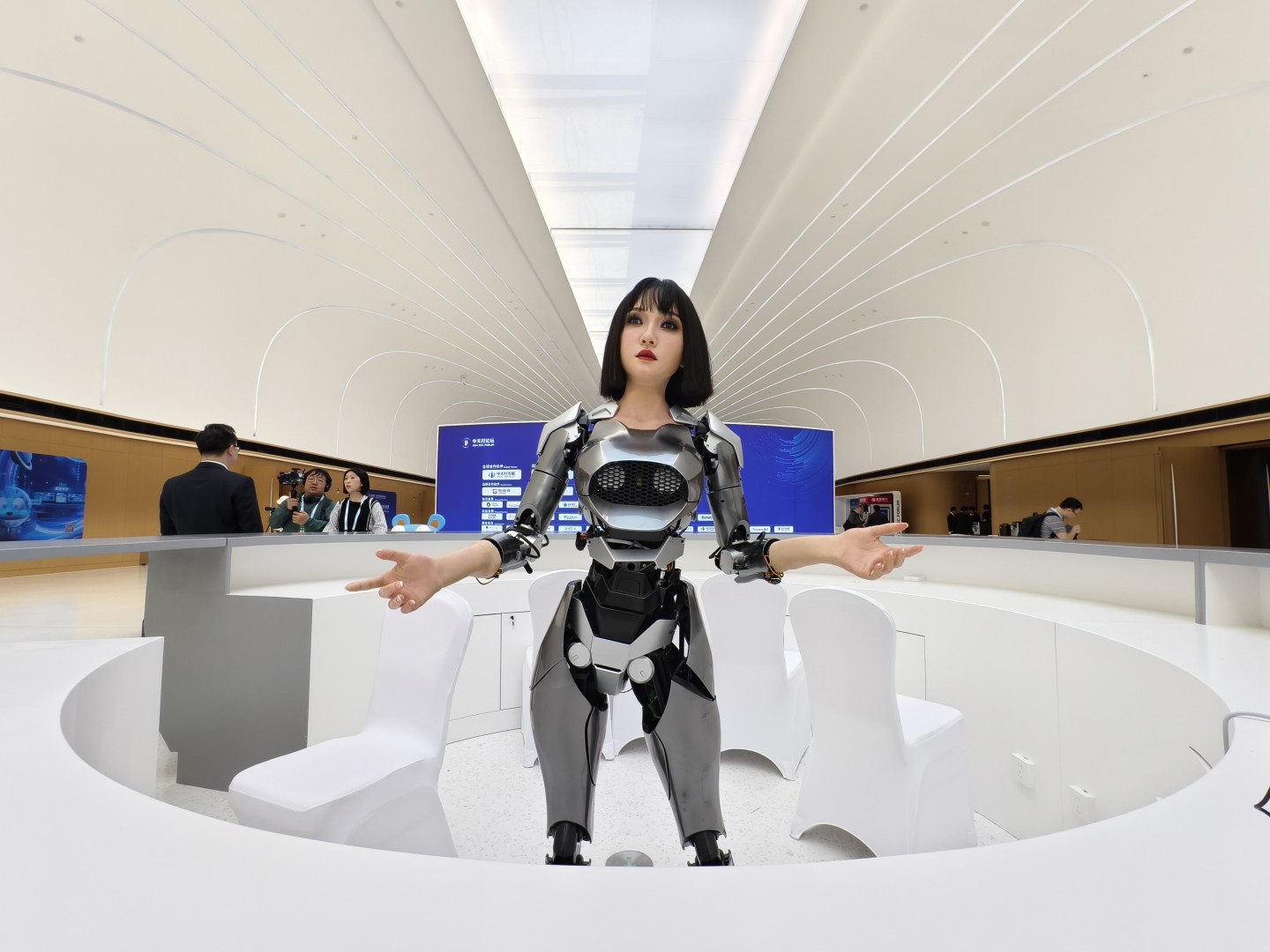 星空体育网站：可交互空中成像、定制数字人分身中关村论坛年会科技感拉满(图2)