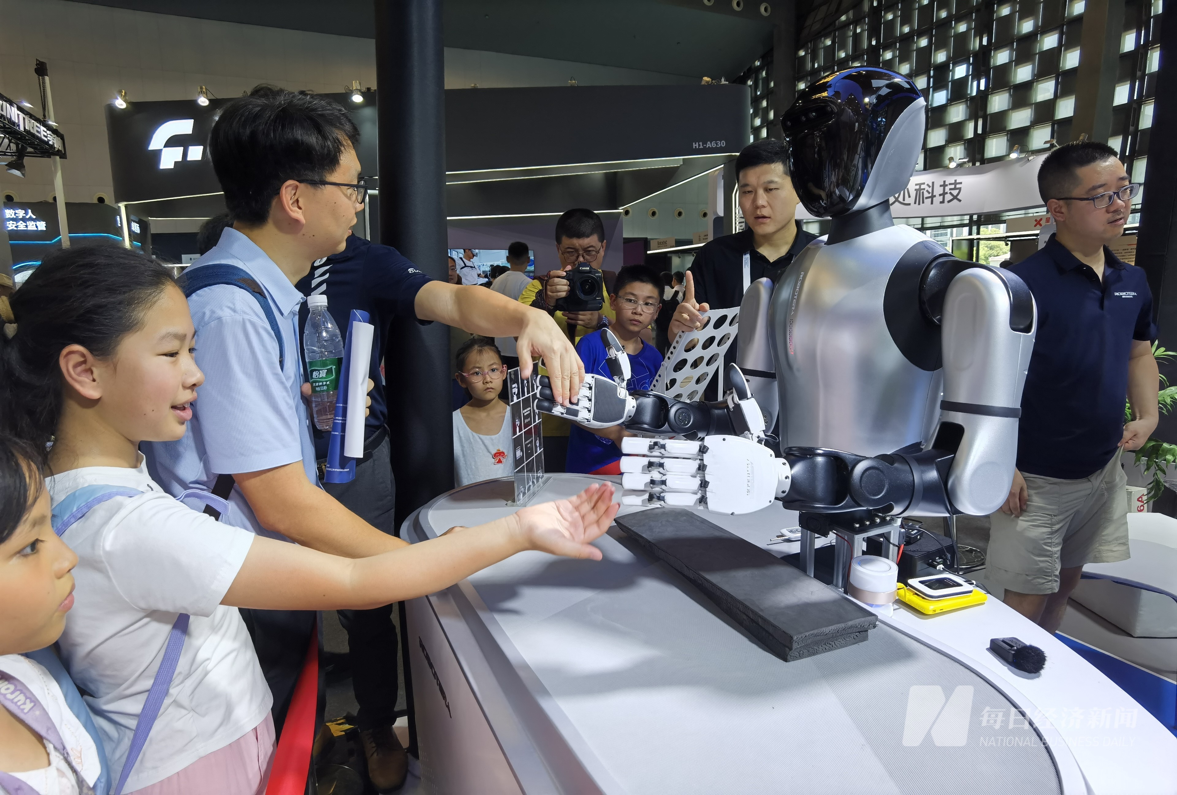 探馆WAIC2024丨八大“镇馆之宝”是哪些？人形机器人发展到哪一步了？(图6)