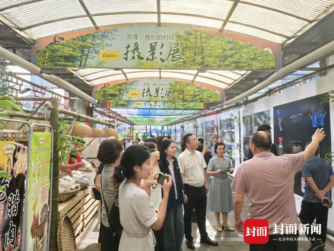 星空体育网站：四川泸州：“影像驻村”大型摄影展走进闹市区(图2)