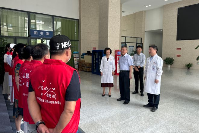星空体育网站：高温酷暑送关怀慰问一线志愿者暖人心(图2)