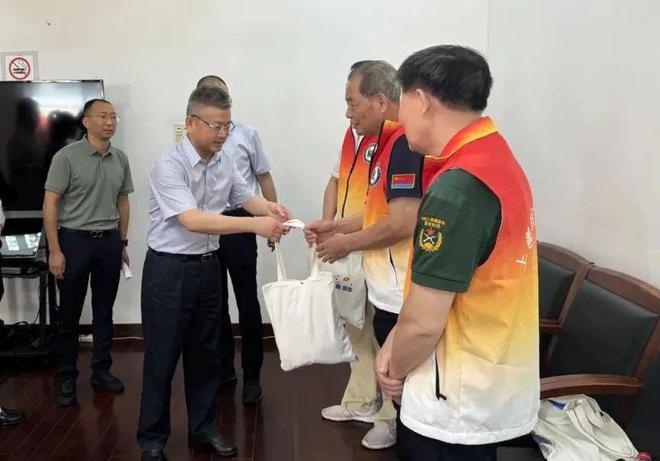 星空体育网站：高温酷暑送关怀慰问一线志愿者暖人心(图3)