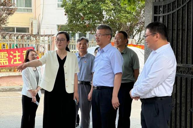 星空体育网站：高温酷暑送关怀慰问一线志愿者暖人心(图4)