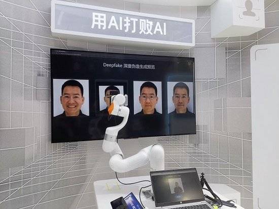 2024外滩大会丨探营：大模型、人工视网膜系统……多项硬核新科技亮相(图2)