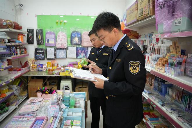河北隆尧：部门联动治理校园周边环境(图3)
