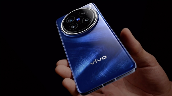 星空体育：从“一超”变成“多强”年度旗舰vivoX200系列来了(图4)