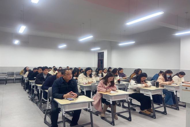 星空体育:锋领熠星名师领航——潢川县黄国路小学举办“三名”工作室成立启动仪式(图2)