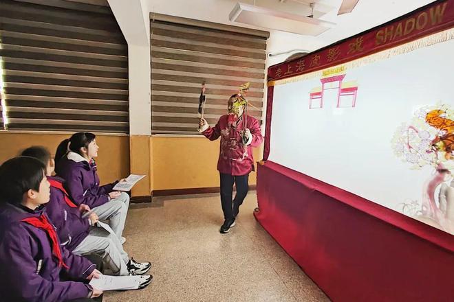 星空体育网站：吹糖人、观舞狮江五小学“民俗节”真热闹！(图1)