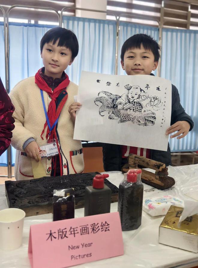 星空体育网站：吹糖人、观舞狮江五小学“民俗节”真热闹！(图3)