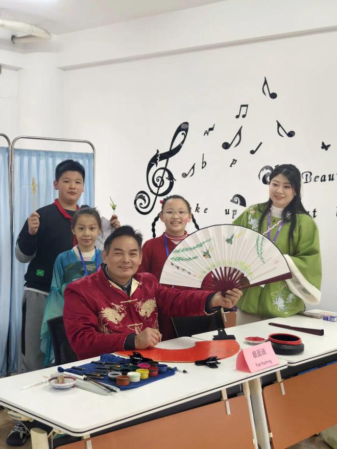 星空体育网站：吹糖人、观舞狮江五小学“民俗节”真热闹！(图2)
