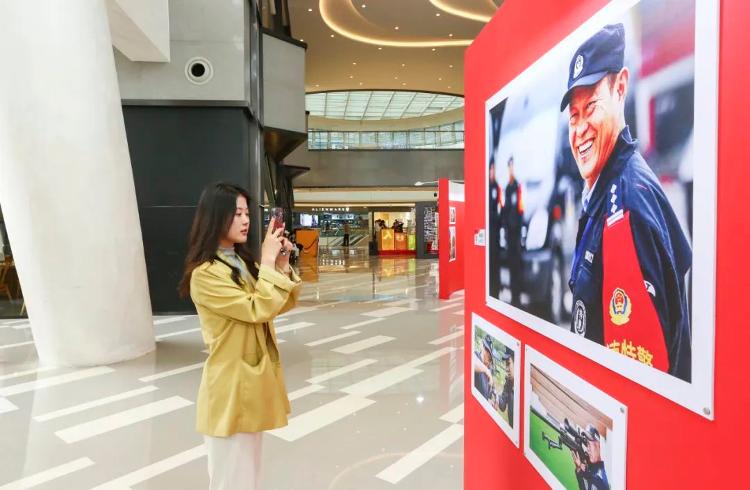 以光影传递文明力量“谢谢你！身边好人”主题摄影巡展首展在济南启幕(图2)