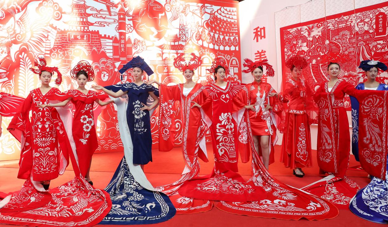 星空体育：全国百家媒体走进庆阳｜从非遗剪纸到时装秀舞台庆阳“剪云裳”让世界看见非遗的美(图3)