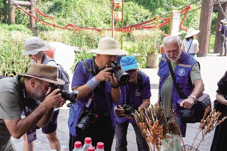 星空体育网站：世界聚焦湘西绽放——第九届世界摄影大会“发现湖南·走进湘西”采风活动综述(图2)