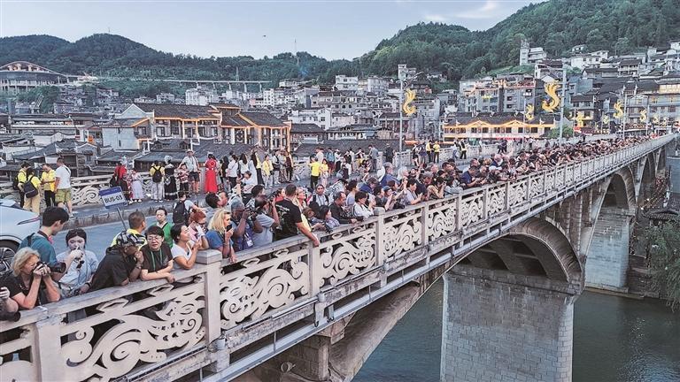 星空体育网站：世界聚焦湘西绽放——第九届世界摄影大会“发现湖南·走进湘西”采风活动综述(图6)