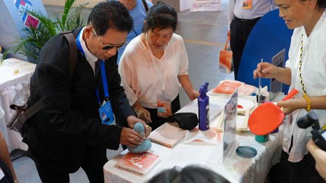 星空体育网站：跟着人民日报记者探访云南文博会(图2)