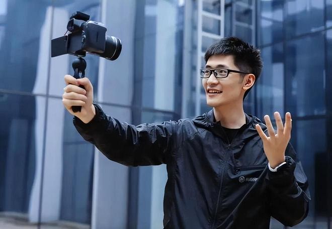 29岁CEO潘天鸿现身杭州相亲角简历遭大妈嫌弃学历低还离异(图7)