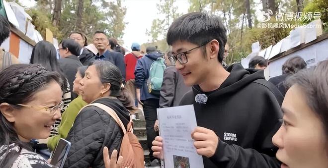 29岁CEO潘天鸿现身杭州相亲角简历遭大妈嫌弃学历低还离异(图3)