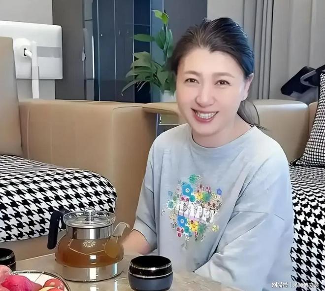 53岁晚节不保？踩着赵本山上位的闫学晶终是为荒唐行径买了单(图21)