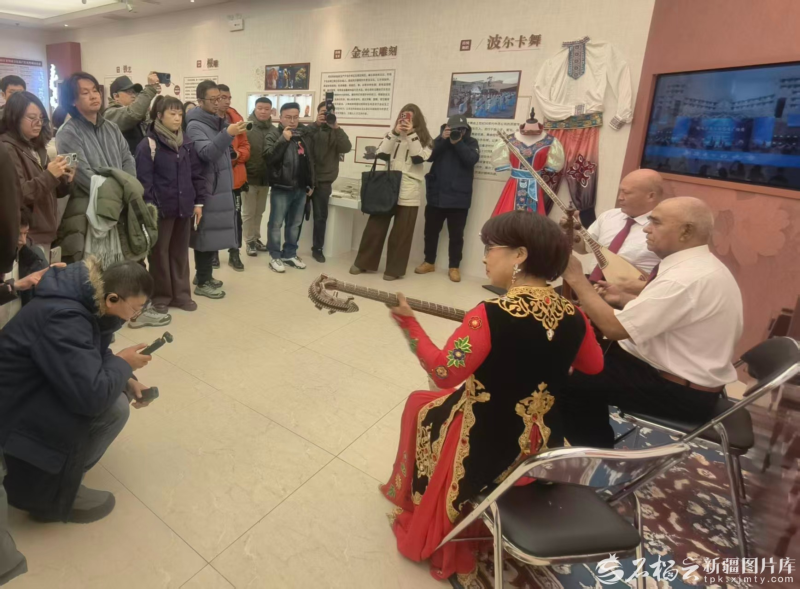 热雪新疆e起来·一路开“新”丨网络名人打卡克拉玛依见证非遗技艺“活”起来(图3)