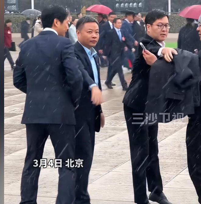 星空体育：这一次两会期间站在C位合影的雷军再一次让全部人刮目相看(图2)